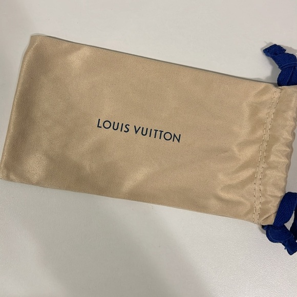 Louis Vuitton Sunglass case - Picture 4 of 4